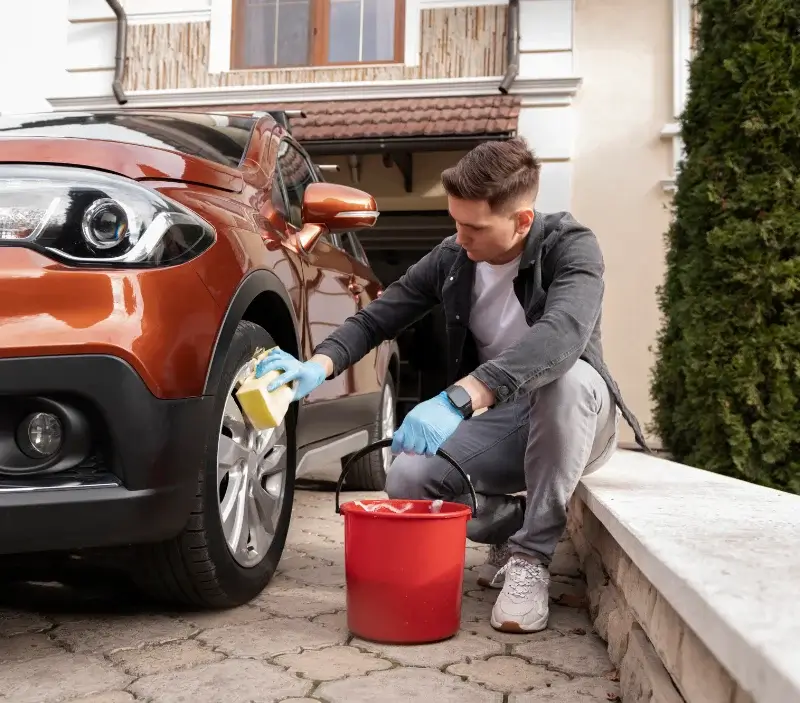 Lavage auto à domicile Villers-Cotterêts : professionnel intervenant sur un véhicule